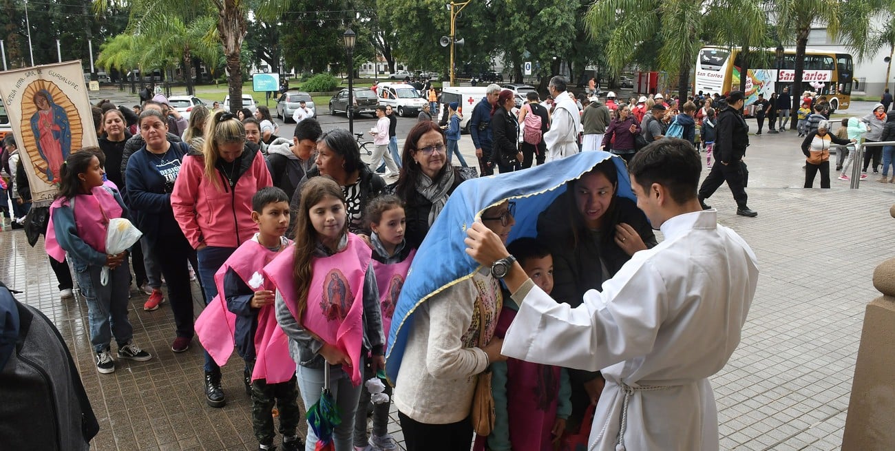 El mal clima no detiene la devoción por la Virgen de Guadalupe en la ciudad de Santa Fe