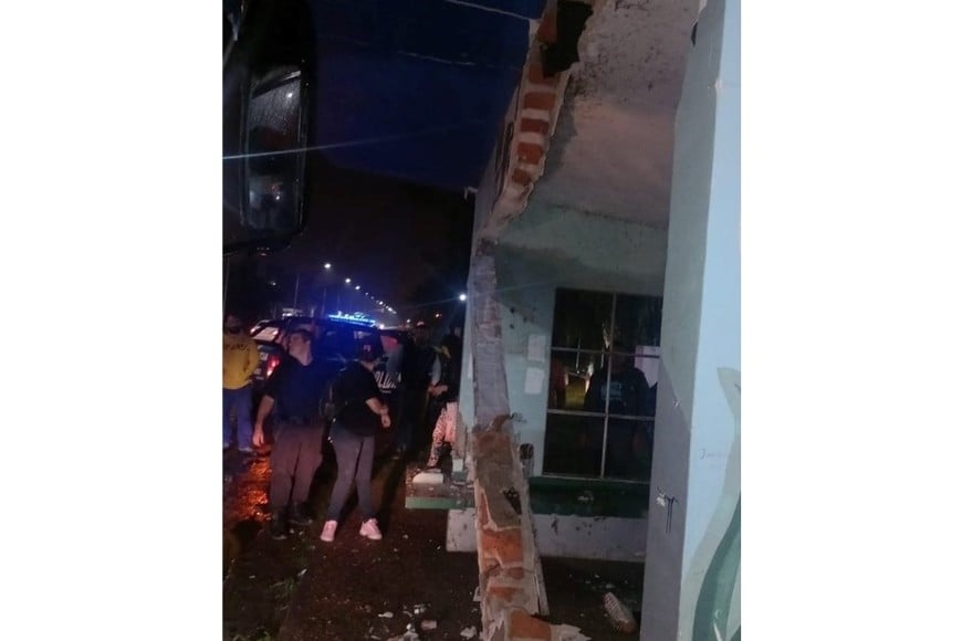 Así quedó la garita tras el choque del ómnibus que tenía Gálvez como destino. Crédito: Periodismo Ciudadano Germán Córdoba