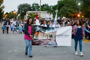 En esta ocasión especial, se recordó a los primeros pobladores que con esfuerzo, dedicación y espíritu solidario contribuyeron a la historia de Cayastá. Desde el Gobierno Comunal, se rindió homenaje a esta herencia y se renovó el compromiso con el progreso y la armonía de la localidad.