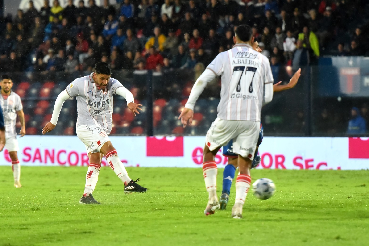 El momento justo en la lente de El Litoral. Joaquín Mosqueira encontró una pelota dando vueltas afuera del área grande y le pegó fuerte cruzado, rozó un rival y se metió.