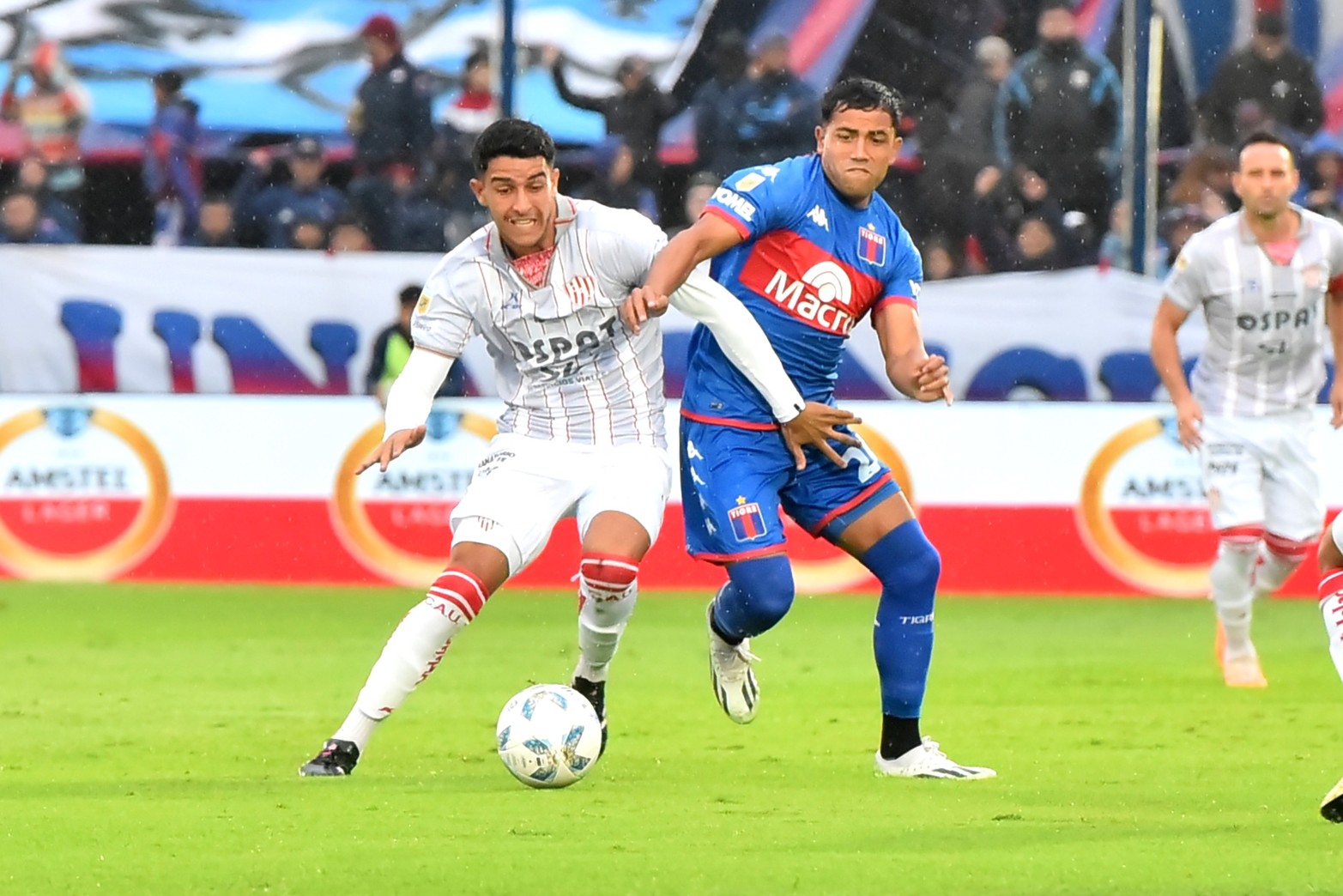 Joaquín Mosqueira intenta superar la marca de un rival. El mediocampista fue la figura del partido.