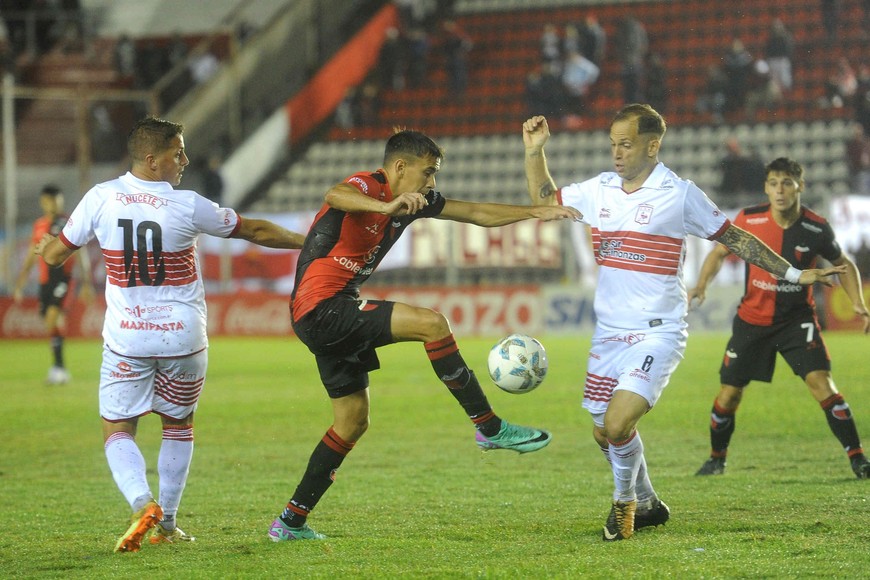 La lluvia es otro protagonista del duelo. Crédito: Agencia Deportiva