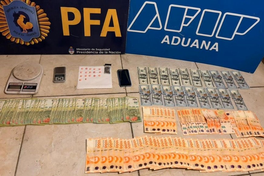 Parte del dinero secuestrado en los operativos.