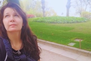 "Tres holandeses" es el quinto libro de poesía de Gabriela, un trabajo que comenzó a escribir a fines del año 2019, y que presentó en el 2022 al concurso anual de Letras del Fondo Nacional de las Artes.