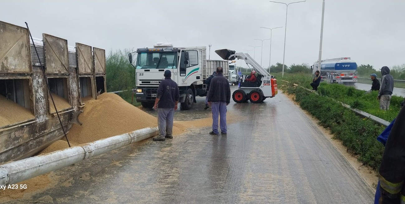 Volcó un camión con  alimento balanceado en Circunvalación Oeste: precaución al transitar