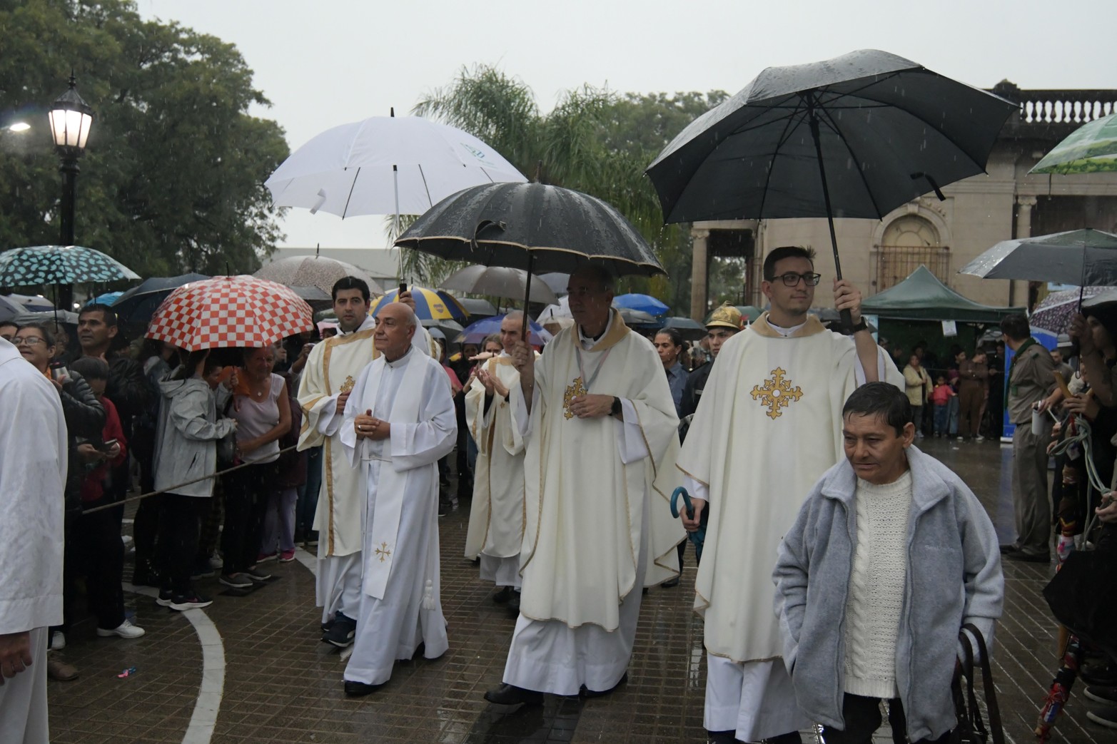 El obispo Fenoy y el cura Panigo, acompañando el paseo