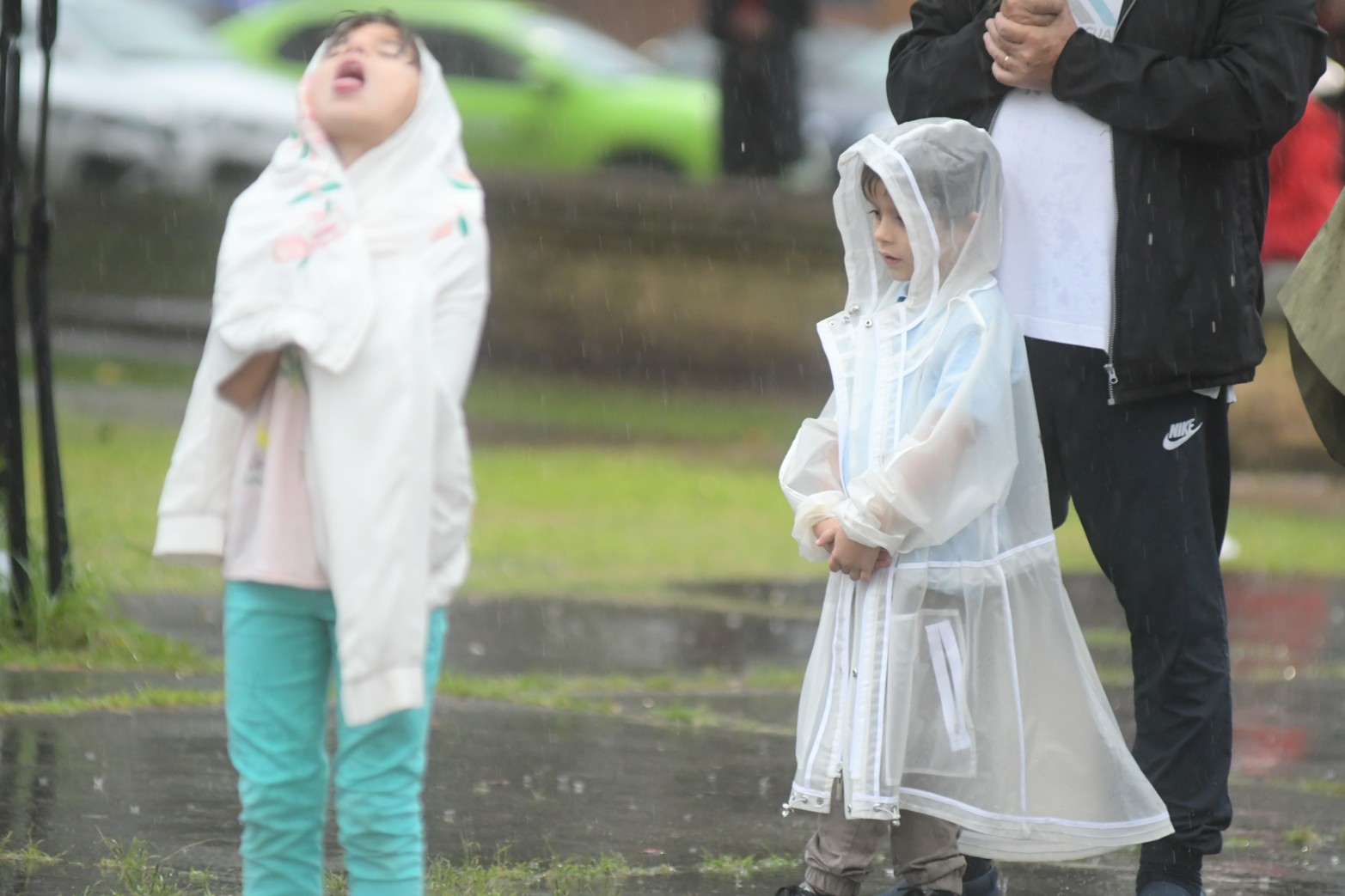 En la plaza, escuchando la misa