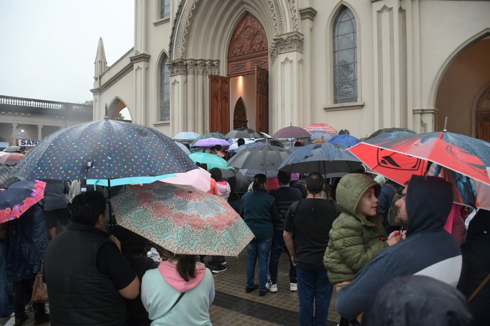 Devotos de la Virgen que no puedieron entrar a la iglesia