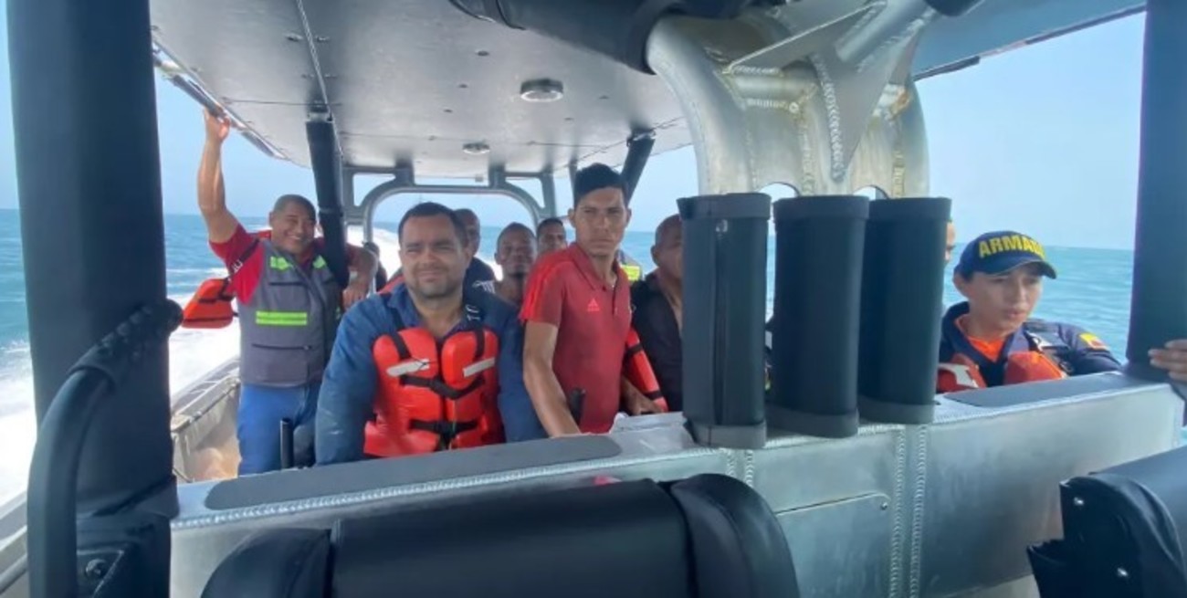 Colombia: rescataron a diez personas y un perrito a la deriva a bordo de una balsa