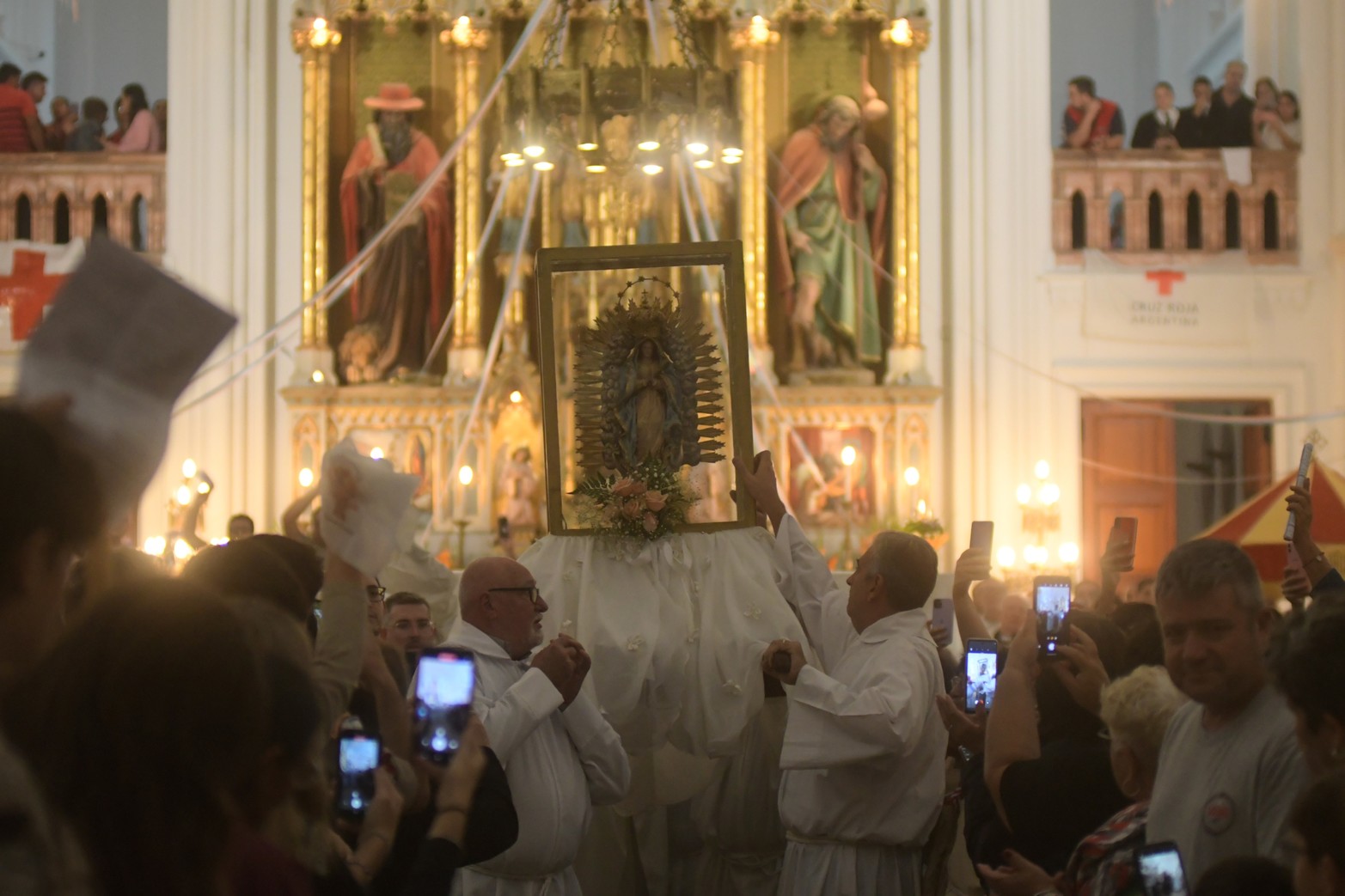La Virgen sale a la explanada