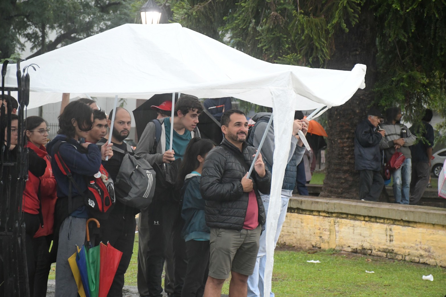 En la plaza, escuchando la misa