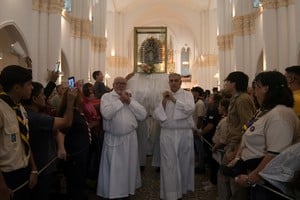 La foto muestra el momento en que dos sacerdotes llevan por segunda vez la virgen a la explanada de la basílica. Crédito: Manuel Fabatía