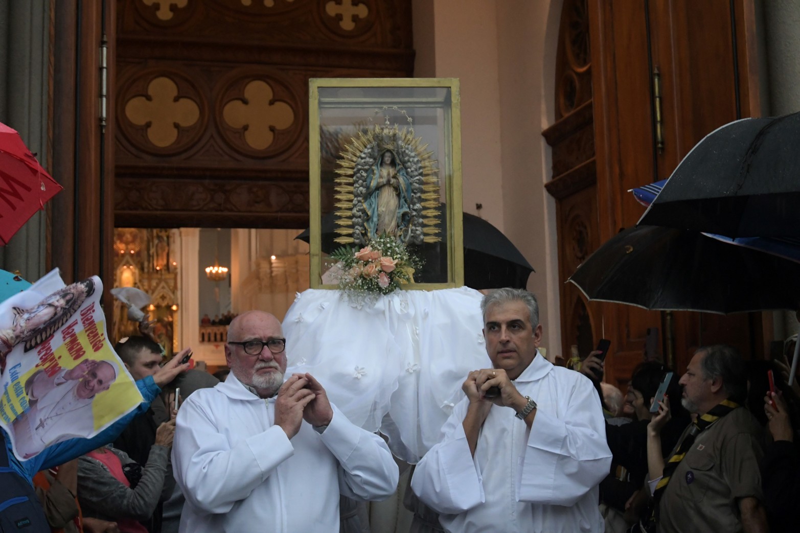 Terminada la misa central la pasean por la explanada