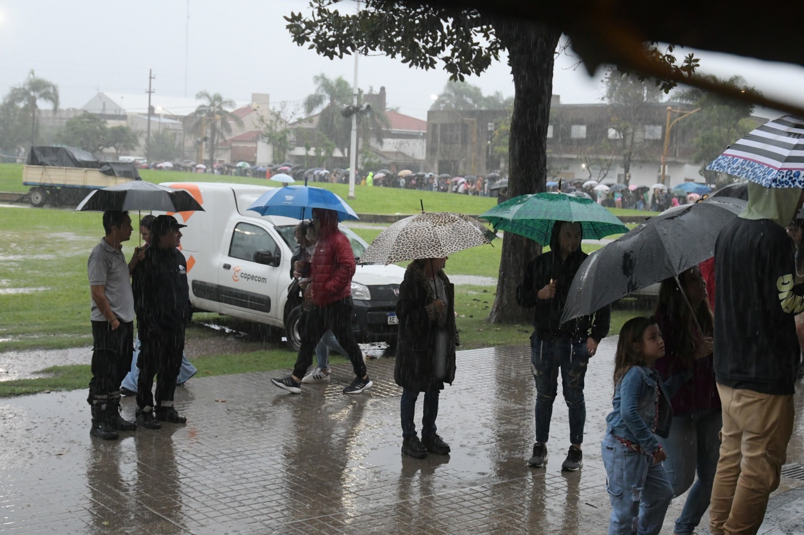La cola para ingresar pasaba la calle Piedra, bajo torrencial lluvia