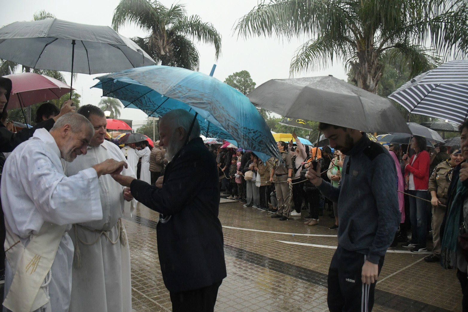 Momento de comulgar bajo la lluvia
