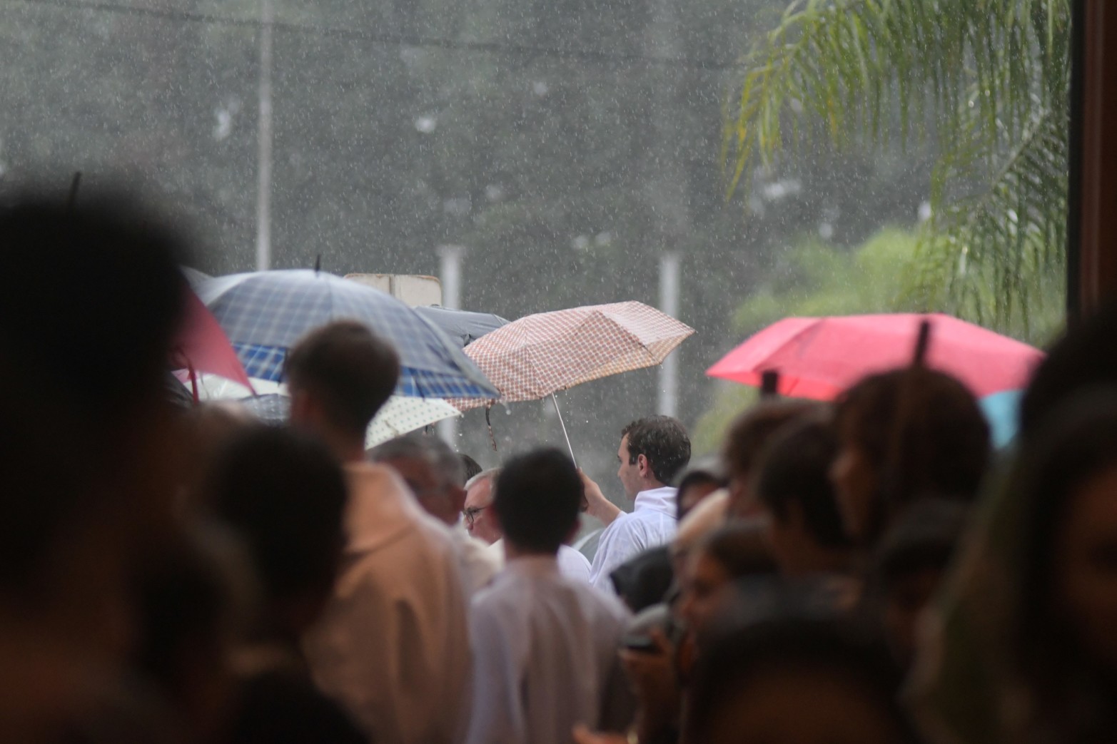 Lluvia torrencial a la hora de la misa