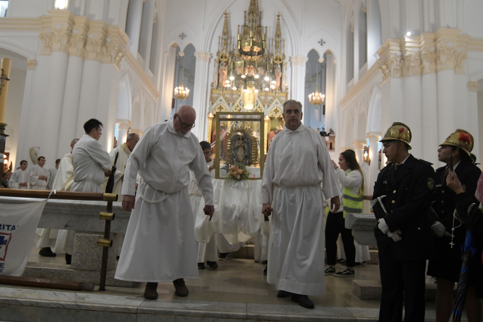 La Virgen sale a la explanada
