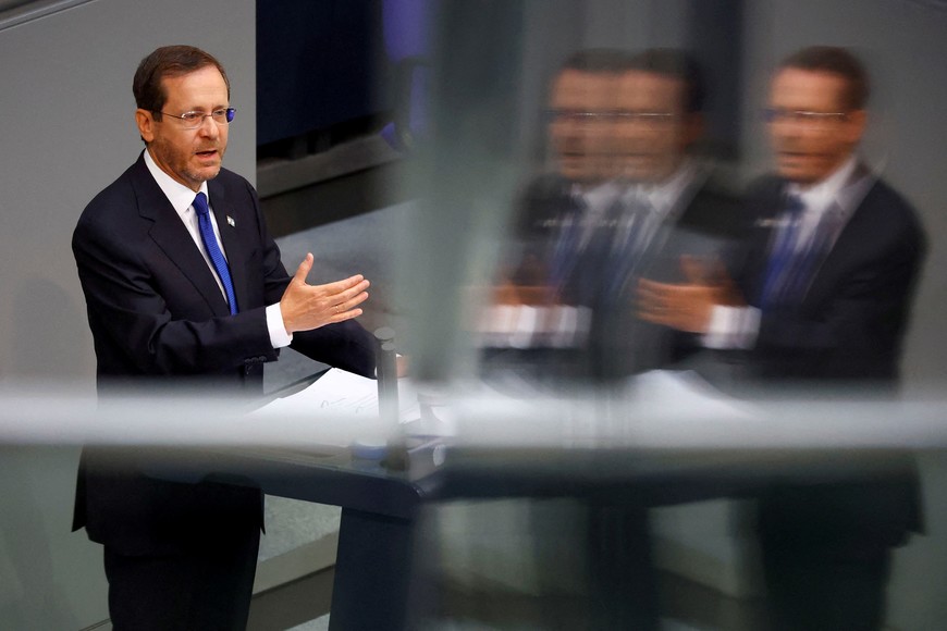 Israel's President Isaac Herzog delivers a speech at the German lower house of parliament, the Bundestag in Berlin, Germany September 6, 2022. REUTERS/Fabrizio Bensch     TPX IMAGES OF THE DAY