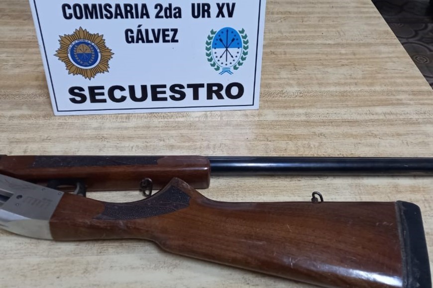 También había una escopeta. Cabe aclarar que las tres armas tenían documentación de portación. Crédito: Unidad Regional XV de Policía