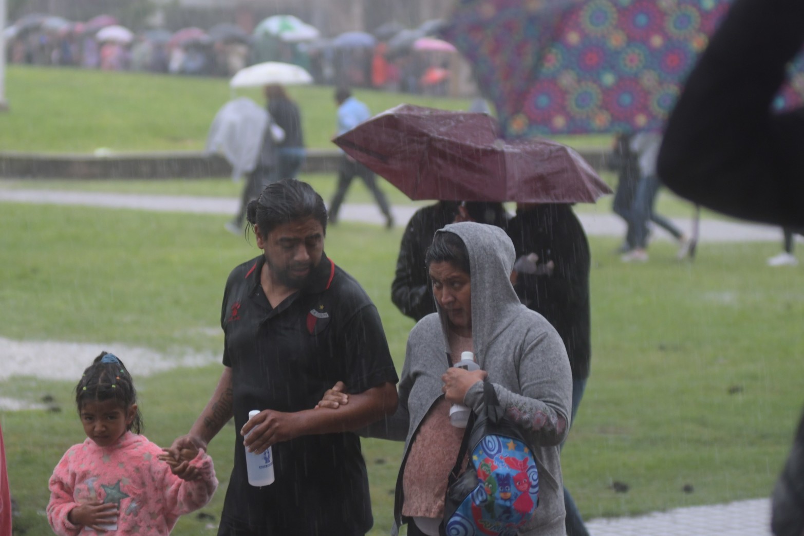 Visita cumplida, los devotos se retiran
