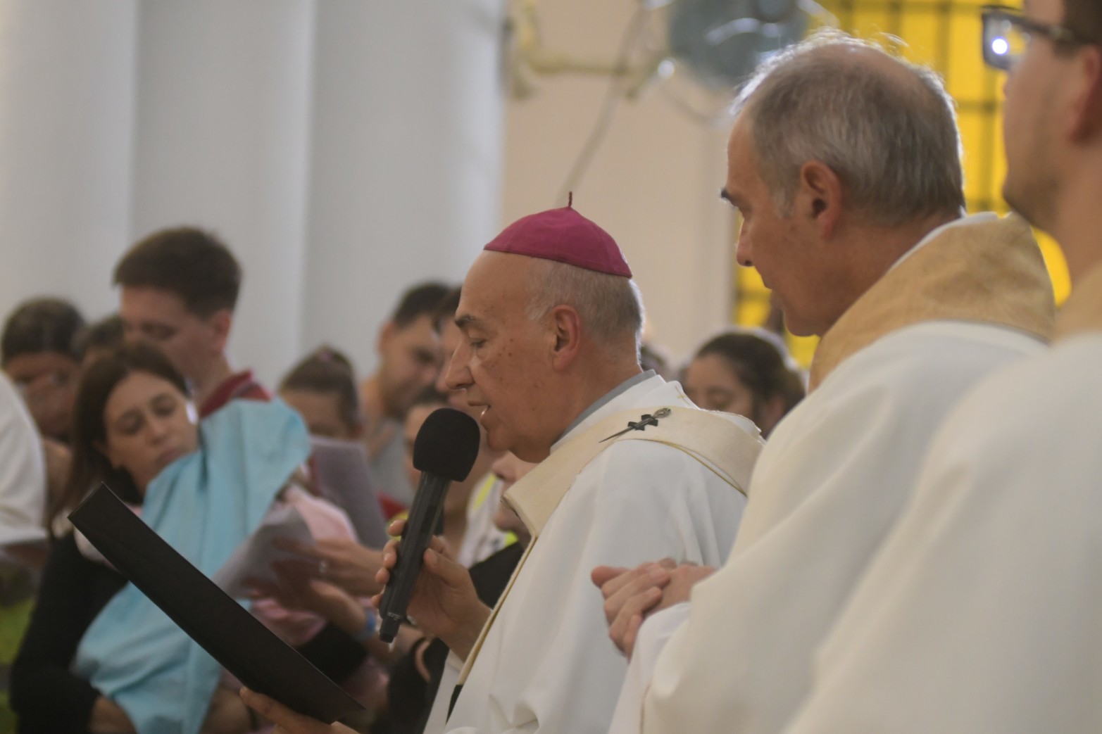 El obispo Fenoy durante la ceremonia religiosa