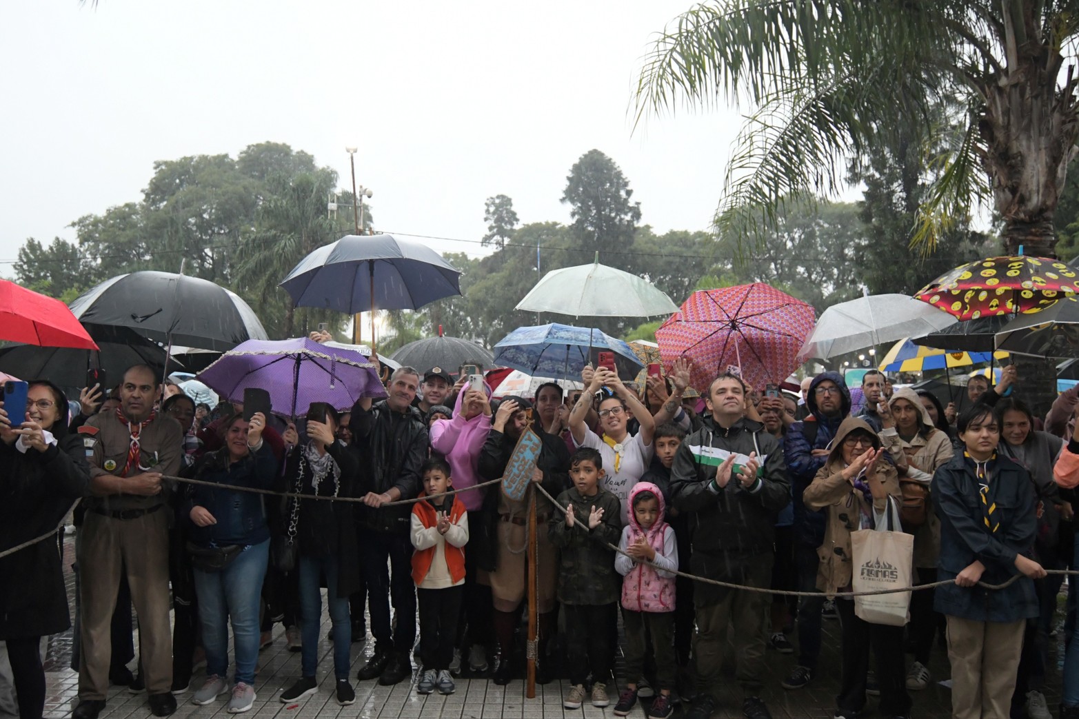 Una multitud bajo la lluvia la saludó