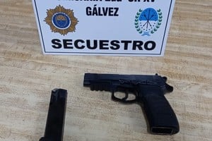 Una pistola de las dos que fueron secuestradas en el procedimiento. Crédito: Unidad Regional XV de Policía