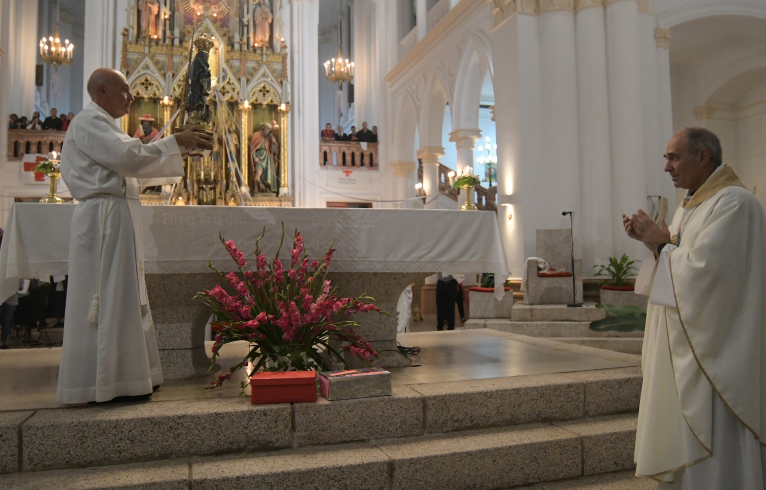 El Padre Panigo esperando para trasladarla a su altar