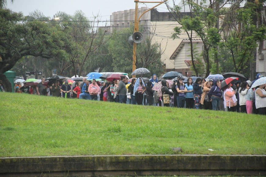 Parecía interminable la fila de creyentes que se acercaron a la basílica.