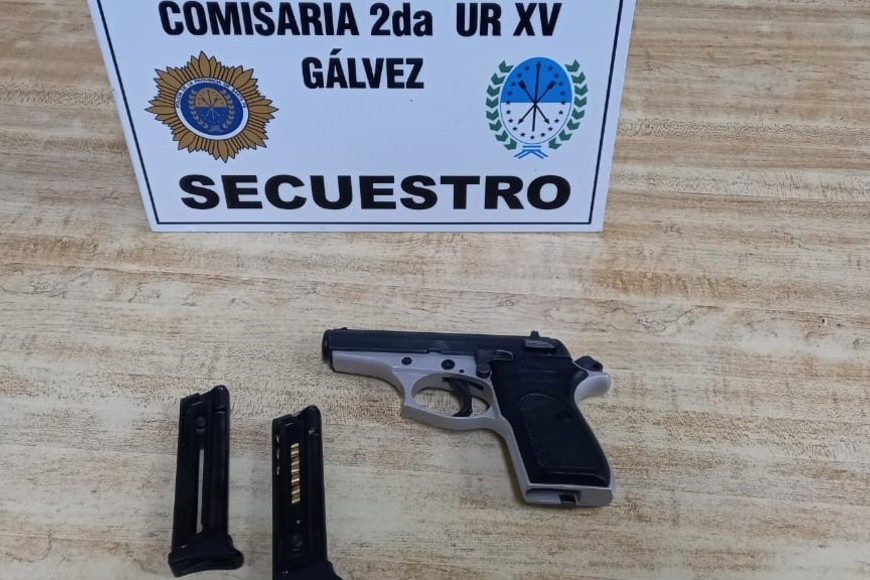 La otra Bersa encontrada en el domicilio de calle Sarmiento, en Gálvez. Crédito: Unidad Regional XV de Policía