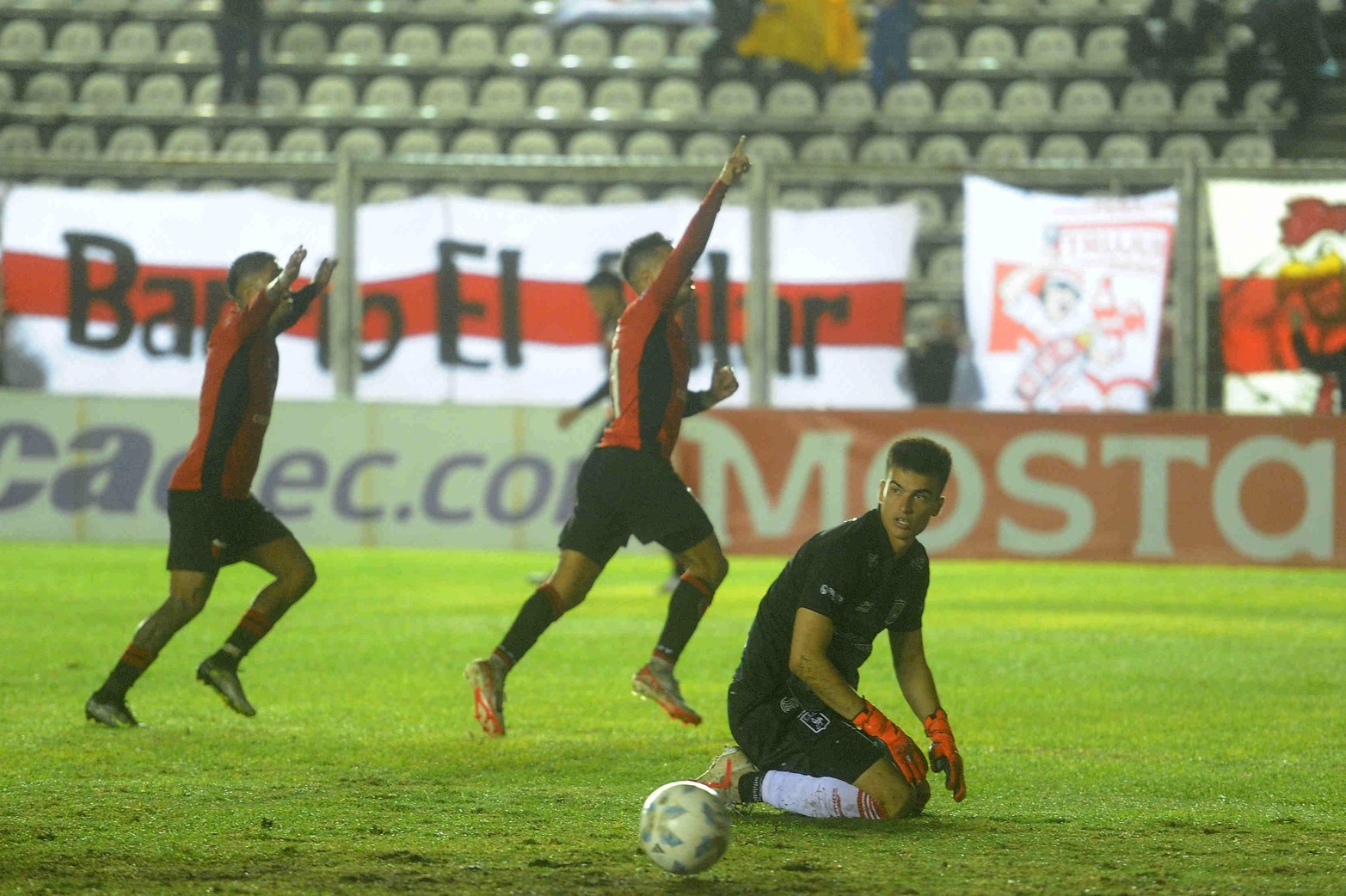 Lagos lo festeja, el arquero Rojas mira para otro lado. Era el 2 a 0. 