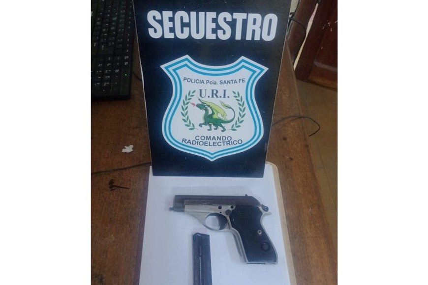 Los agentes secuestraron una pistola calibre 22.