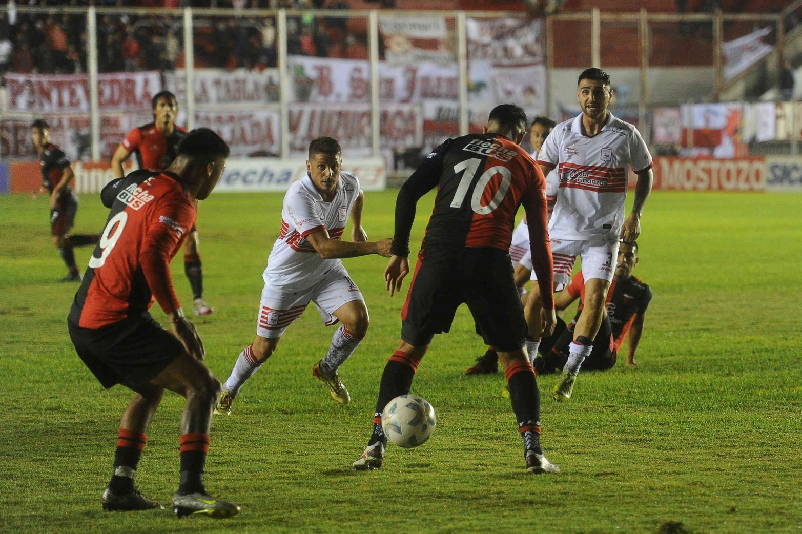 La mas clara antes del primer gol. Alexis Sabella la deja pasar de caño y Braian Guille  se encamina para disparar al arco. El arquero Juan Rojas pudo desviar el remate.