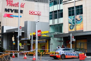 (240414) -- SÍDNEY, 14 abril, 2024 (Xinhua) -- Un automóvil de la policía es visto afuera del centro comercial Westfield Bondi Junction, en Sídney, Australia, el 14 de abril de 2024. La policía australiana identificó el domingo al autor del apuñalamiento en un centro comercial de Sídney en el que murieron seis personas, diciendo que ninguna información de inteligencia sugeriría que el ataque fue impulsado por ideología. El agresor del ataque perpetrado el sábado por la tarde en el centro comercial Westfield Bondi Junction fue Joel Cauchi, de 40 años de Queensland, según declaró a la prensa el subcomisario de la Policía de Nueva Gales del Sur (NSW), Anthony Cooke. (Xinhua/Ma Ping) (oa) (ah) (da)