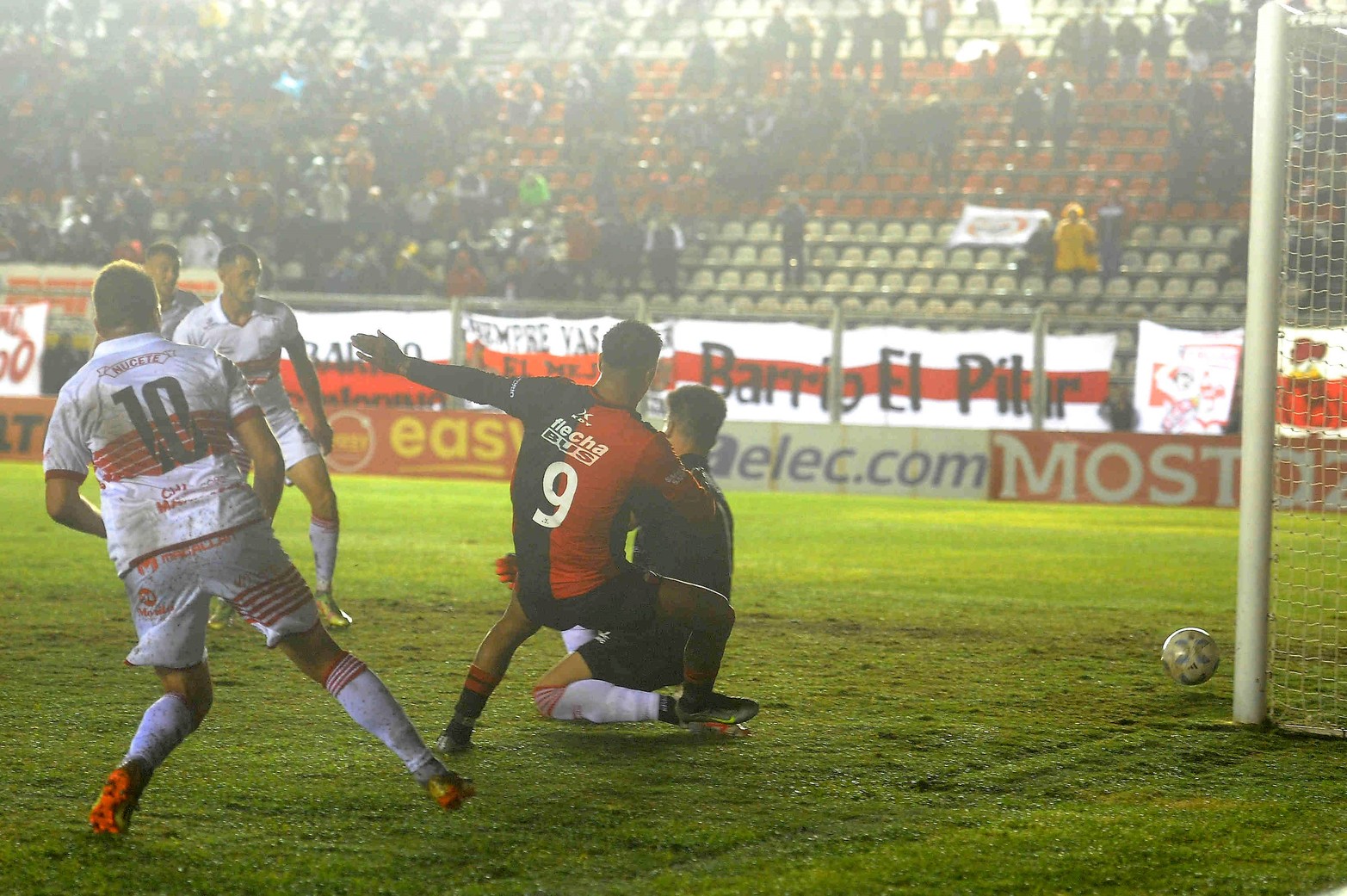 El primer gol. Braian Guille desbordó por derecha, se metió en el área chica y ante la salida del arquero Rojas se la toco entre las piernas.