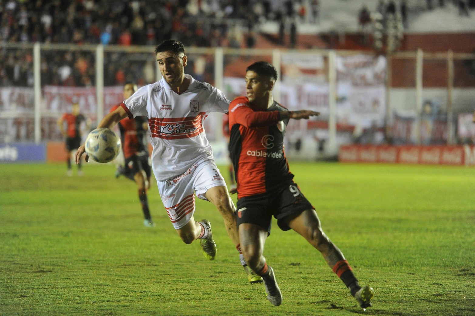 El "9" de baja estatura. La prueba de jugar con Guille le salió bien al técnico Iván Delfino.