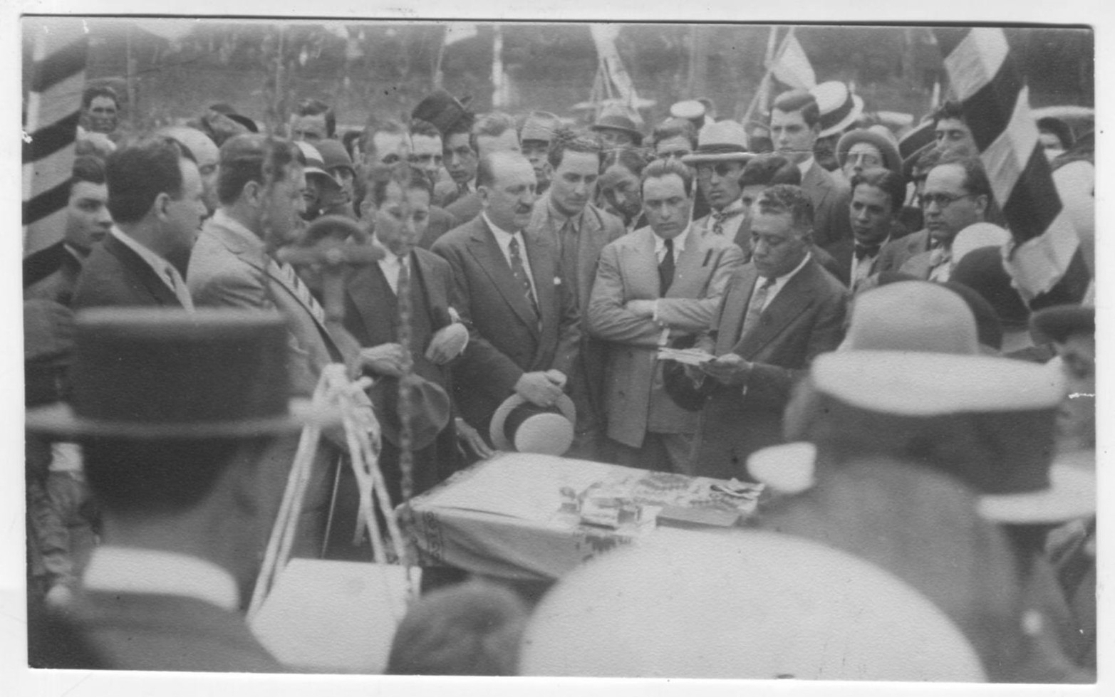 Colocación de la piedra fundamental con motivo de la construcción de la actual estadio en Pellegrini y San Lorenzo. El Dr. Luis Ramírez leyendo el discurso el 28 de octubre de 1928. 