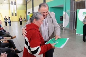 El intendente Juan Pablo Poletti encabezó un nuevo acto de entrega de escrituras.