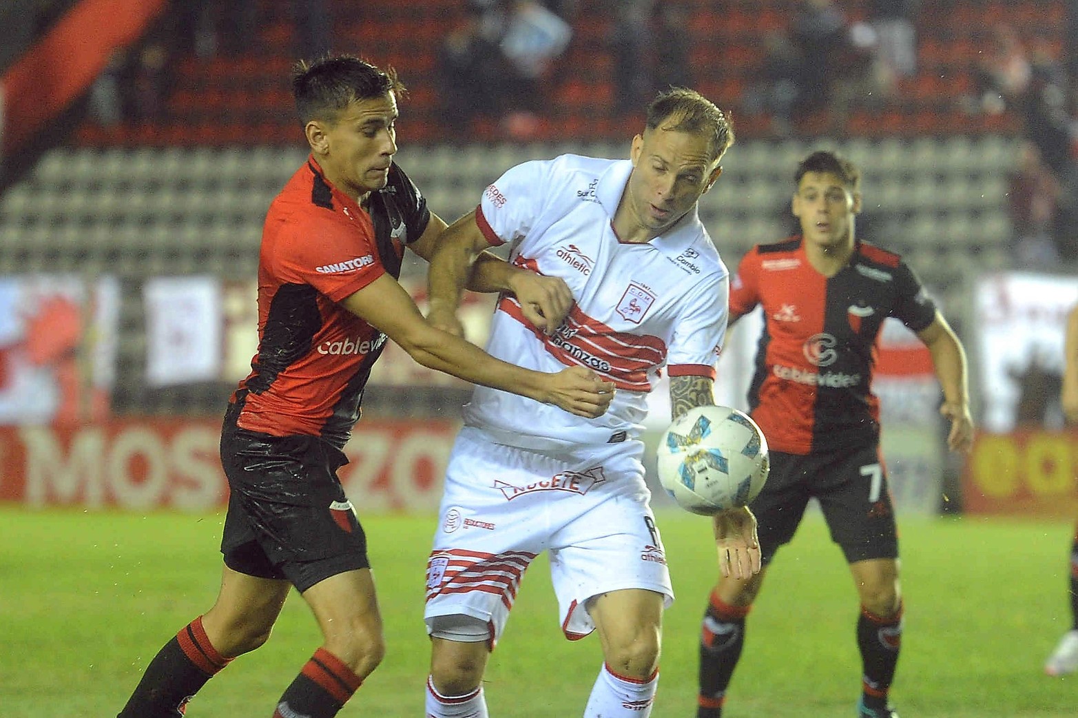 Federico Jourdan trata de detener el avance del jugador mas claro de Deportivo Morón Gastón González.