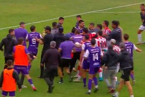 Los tumultos quedaron registrados por la transmisión del partido.