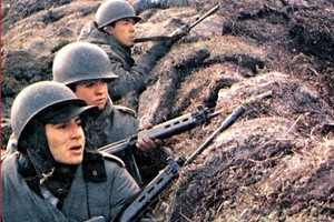 Soldados argentinos combatiendo en Malvinas. La mayoría eran jóvenes de 18 y 19 años, que llegaron a las islas para defender la soberanía argentina.