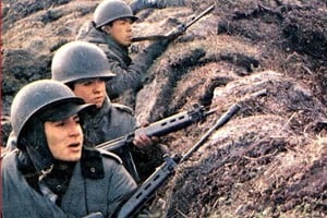 Soldados argentinos combatiendo en Malvinas. La mayoría eran jóvenes de 18 y 19 años, que llegaron a las islas para defender la soberanía argentina.