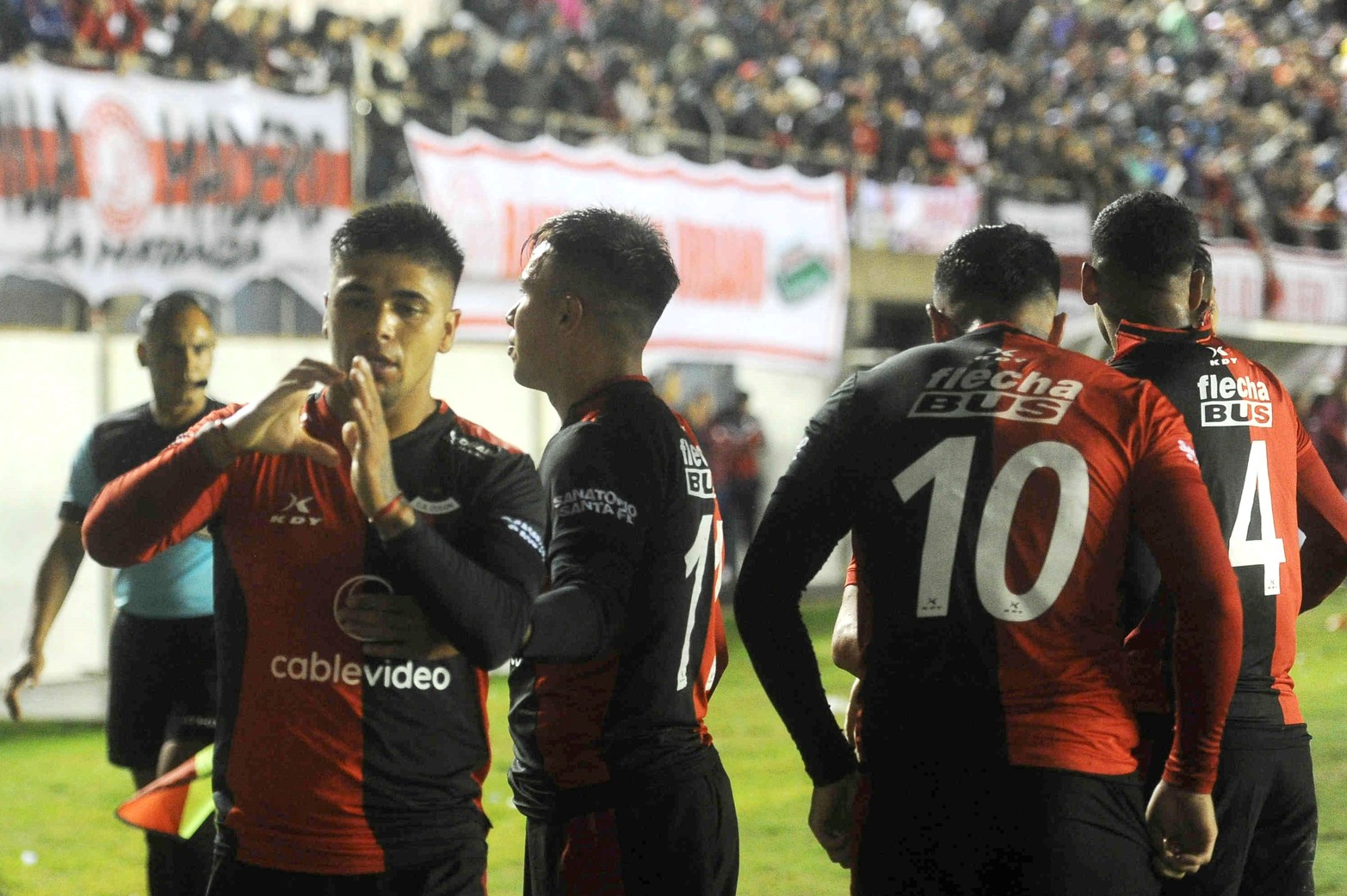 Braian Guille hace el corazón para los pocos dirigentes que estaban en la tribuna atrás del arco.