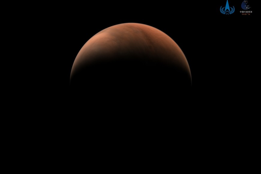 (210326) -- BEIJING, 26 marzo, 2021 (Xinhua) -- Imagen del 16 de marzo de 2021 de una imagen de Marte capturada por la sonda Tianwen-1. La Administración Nacional del Espacio de China publicó el viernes dos nuevas imágenes de Marte capturadas por la sonda Tianwen-1. En las imágenes se puede ver Marte en forma de media luna con una clara vista de la estructura superficial. Cuando la sonda se situaba a 11.000 kilómetros de Marte, en el lado lejano del planeta al Sol, tomó fotos panorámicas de Marte con una cámara de mediana resolución. (Xinhua/ANECh) (vf) (ce)