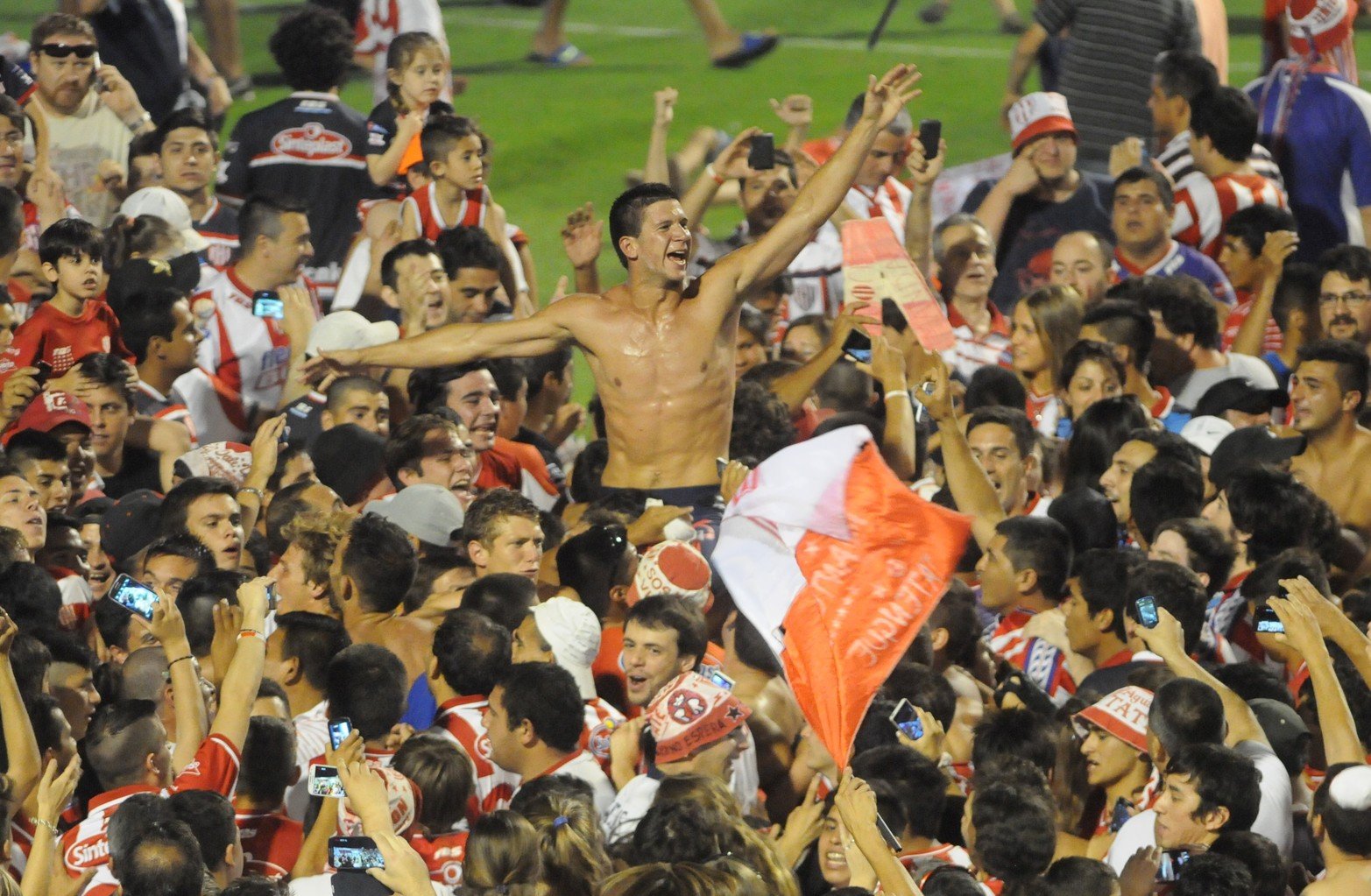 Ascenso de 2011 con Diego Barisone llevado en andas. 