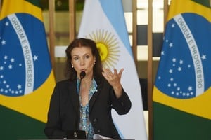 La ministra de Relaciones Exteriores de Argentina, Diana Mondino, habla durante una conferencia de prensa después de una reunión bilateral con el ministro de Relaciones Exteriores de Brasil, Mauro Vieira, por la relación estratégica entre los dos países, la cooperación bilateral y la continuidad de los proyectos en común. Xinhua.