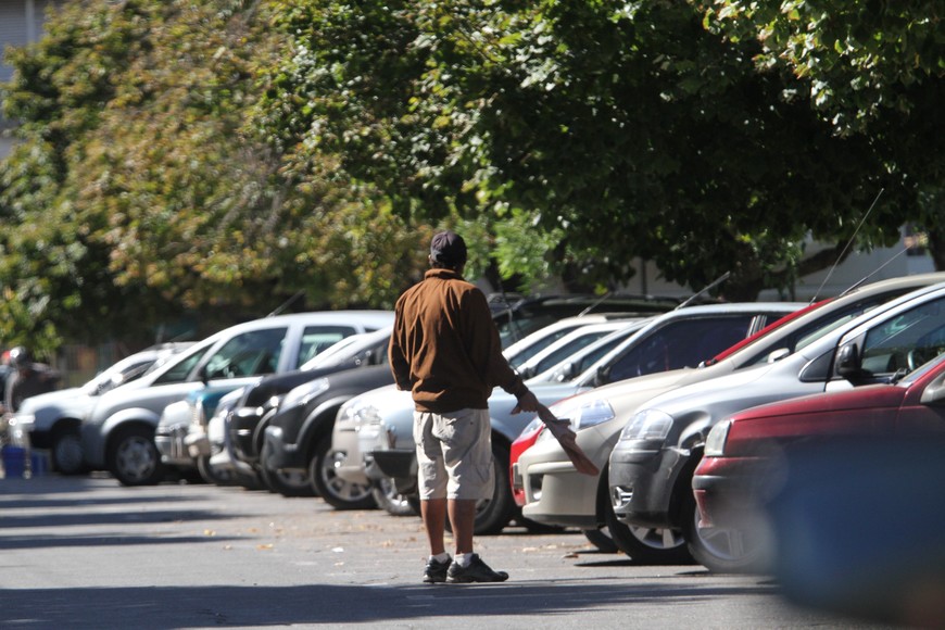 Un cuidacoches en la zona de la Plaza San Martín. La foto es sólo ilustrativa.
