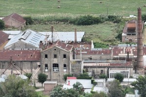 Tras un acuerdo concretado este lunes entre la empresa INTERCITY S.A.S. y la comuna de San Carlos Sud, la recuperación de los terrenos de la emblemática Cervecería San Carlos, están un paso más cerca de concretarse.