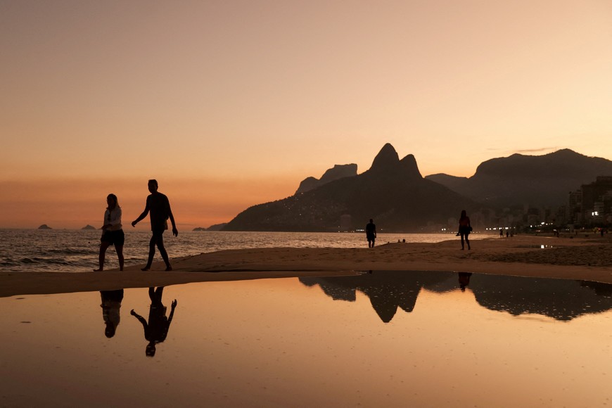 People walk along the Ipanema beach following the death of Brazilian singer Astrud Gilberto, in Rio de Janeiro, Brazil June 6, 2023. REUTERS/Pilar Olivares     TPX IMAGES OF THE DAY