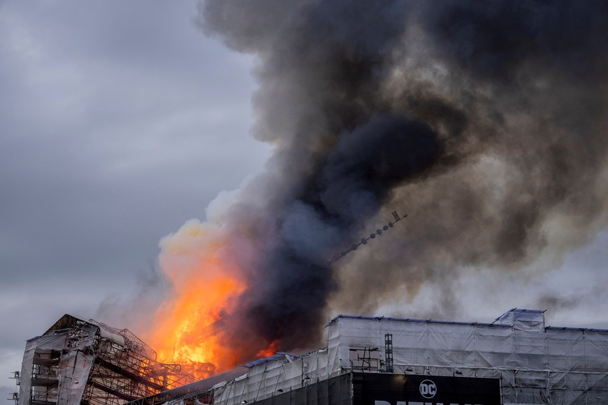 The tower collapses after the Old Stock Exchange, Boersen, caught fire, in Copenhagen, Denmark April 16, 2024. Ritzau Scanpix/Ida Marie Odgaard via REUTERS  ATTENTION EDITORS - THIS IMAGE WAS PROVIDED BY A THIRD PARTY. DENMARK OUT. NO COMMERCIAL OR EDITORIAL SALES IN DENMARK.